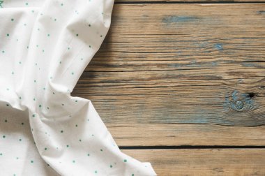 polka dot masa örtüsü veya kahverengi ahşap bir masa yüzeyine üzerinde havlu