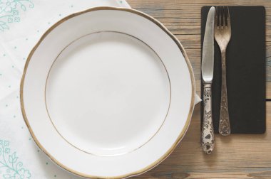 Vintage gümüş eşya çatal ve bıçak bir polka dot tableclot üzerinde beyaz boş levha