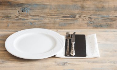 Vintage gümüş eşya çatal ve bıçak bir polka dot tableclot üzerinde beyaz boş levha