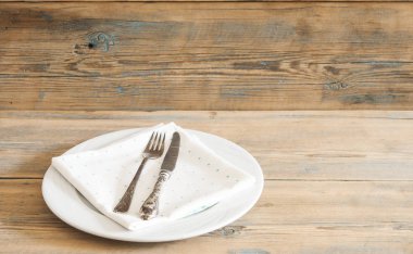 Vintage gümüş eşya çatal ve bıçak bir polka dot tableclot üzerinde beyaz boş levha