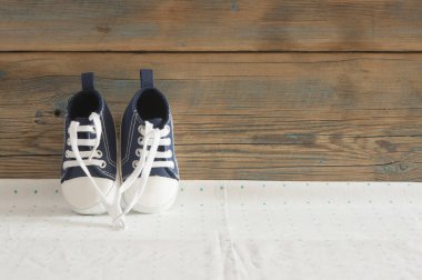 Tatlı küçük bebek patiği yeşil polka dot arka planda, üstten görünüm 