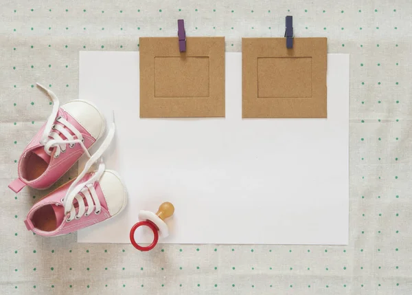 Niedliche Kleine Babyschuhe Auf Grünem Tupfen Hintergrund Ansicht Von Oben — Stockfoto