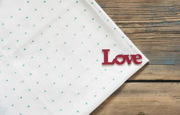 Het Woord Liefde Een Groene Polka Dot Tafelkleed Houten Tafel — Stockfoto