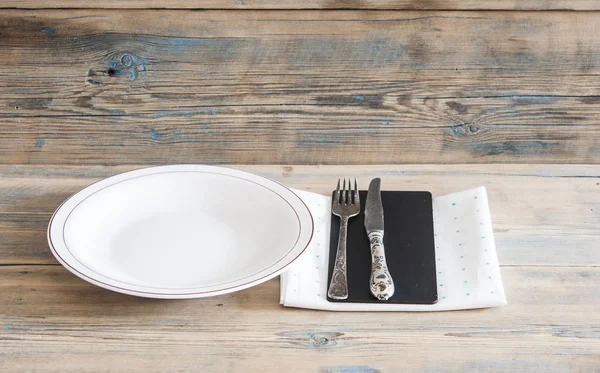 Tableclot でナイフとフォーク ヴィンテージ銀焼白空板 — ストック写真