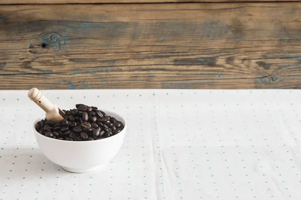 Kaffeebohnen Weißer Keramikschale Mit Holzlöffel Auf Dem Tisch — Stockfoto
