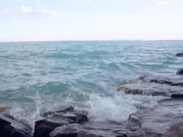 Wasser Spritzt Gegen Felsen — Stockvideo