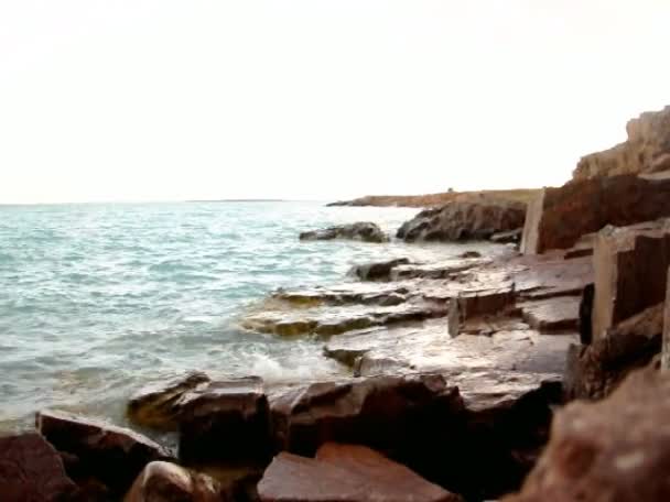 Salpicaduras Agua Contra Rocas — Vídeos de Stock