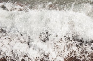 Sandy beach ile temizleyin yumuşak dalga beyaz köpük köpük ile güneşli günde