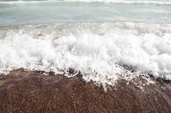 Αμμώδης Παραλία Απαλό Κύμα Λευκό Αφρό Φούσκα Σαφή Ηλιόλουστη Ημέρα — Φωτογραφία Αρχείου