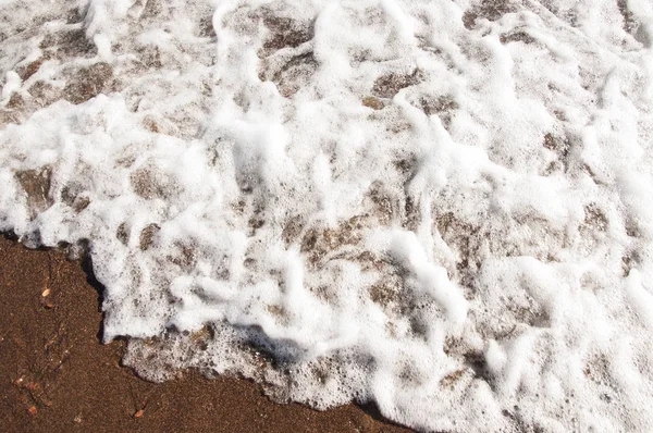 Piaszczysta Plaża Wyczyścić Miękką Falę Pianki Biały Bąbelek Słoneczny Dzień — Zdjęcie stockowe