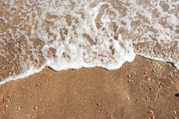 Piaszczysta Plaża Wyczyścić Miękką Falę Pianki Biały Bąbelek Słoneczny Dzień — Zdjęcie stockowe