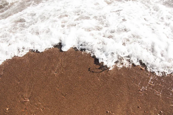 Sandy Beach Ile Temizleyin Yumuşak Dalga Beyaz Köpük Köpük Ile — Stok fotoğraf