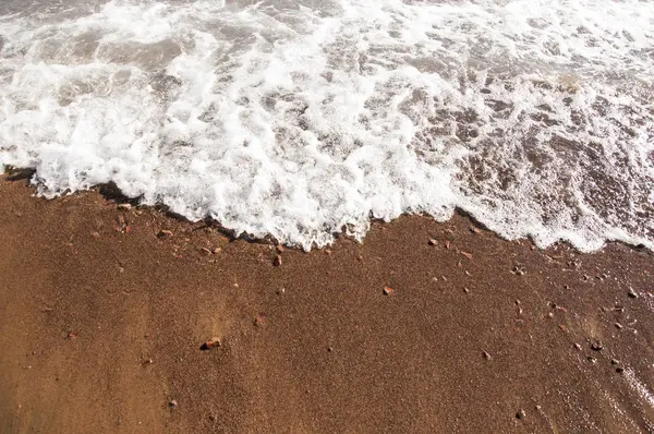 Sandy Beach Ile Temizleyin Yumuşak Dalga Beyaz Köpük Köpük Ile — Stok fotoğraf