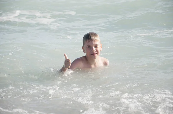 Barn Havet Med Vågor Handen Visar Tummen Upp Eller Visar — Stockfoto