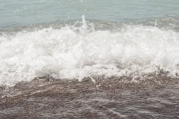 Sandstrand Med Rensa Mjuk Våg Med Vitt Skum Bubbla Solig — Stockfoto