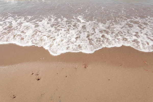 Sandy Beach Ile Temizleyin Yumuşak Dalga Beyaz Köpük Köpük Ile — Stok fotoğraf