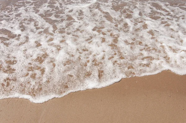 Sandy Beach Ile Temizleyin Yumuşak Dalga Beyaz Köpük Köpük Ile — Stok fotoğraf