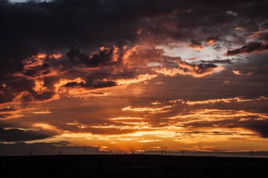 Dramatik gün batımı ve gün doğumu gökyüzü