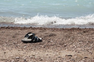 plaj ve deniz dalga Flip flop Peep. Yaz tatili. 