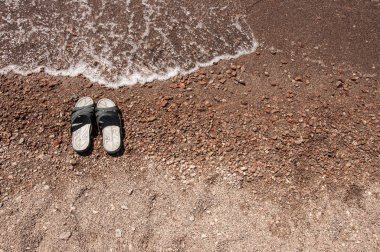 plaj ve deniz dalga Flip flop Peep. Yaz tatili. 