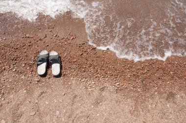 plaj ve deniz dalga Flip flop Peep. Yaz tatili. 