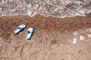 plaj ve deniz dalga Flip flop Peep. Yaz tatili. 