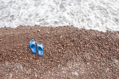 plaj ve deniz dalga Flip flop Peep. Yaz tatili. 