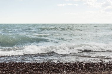bulutlar ve mavi gökyüzü arka plan ile deniz manzarası