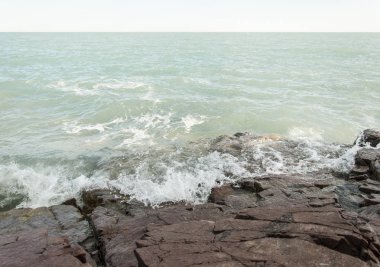 Deniz okyanus ve dağ mavi gökyüzü manzara arka plan ile güzel rock plaj