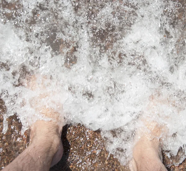 Gros Plan Des Pieds Nus Homme Debout Humide Sur Plage — Photo