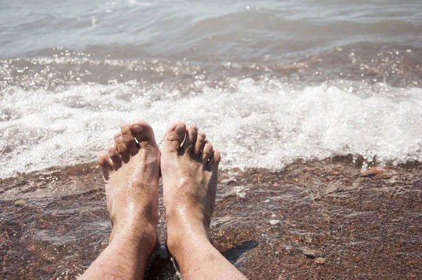 Närbild Mans Nakna Fötter Står Vid Vått Stranden Med Vågs — Stockfoto