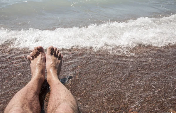 Närbild Mans Nakna Fötter Står Vid Vått Stranden Med Vågs — Stockfoto