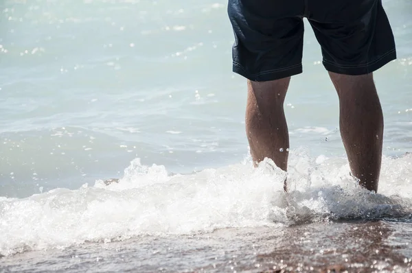 Mannen Med Ingen Skjorta Barfota Sandstrand Havet — Stockfoto