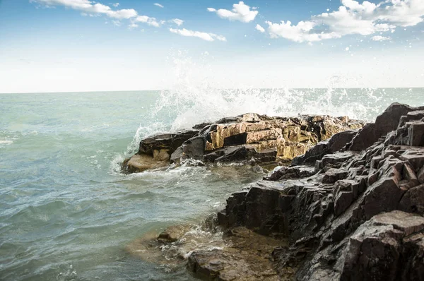 Belle Plage Rochers Avec Mer Océan Montagne Ciel Bleu Paysage — Photo