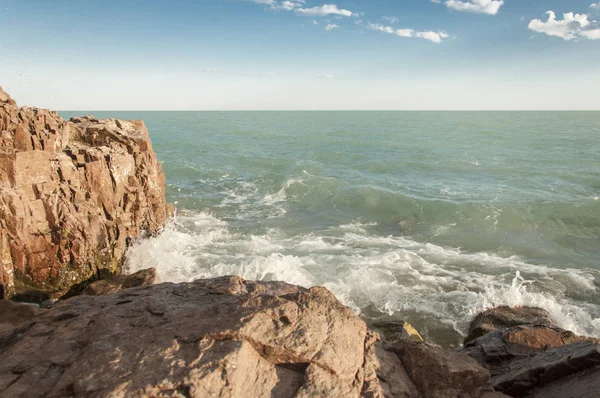 Vackra Rock Beach Med Havet Havet Och Bergen Blå Himmel — Stockfoto