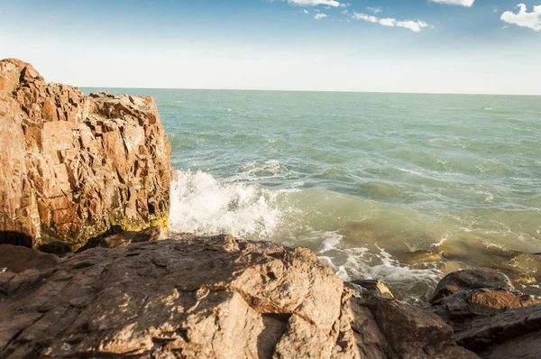 Hermosa Playa Roca Con Mar Océano Montaña Cielo Azul Paisaje — Foto de Stock