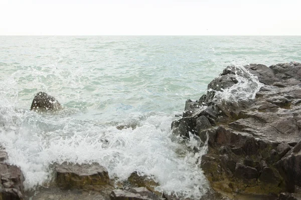 Belle Plage Rochers Avec Mer Océan Montagne Ciel Bleu Paysage — Photo