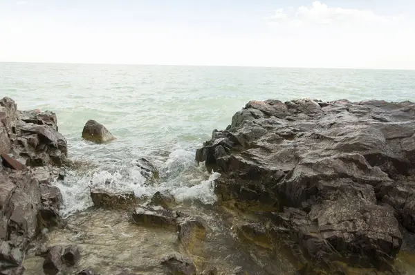 Скальный Пляж Морским Океаном Голубым Горным Небом Фоне Пейзажа — стоковое фото