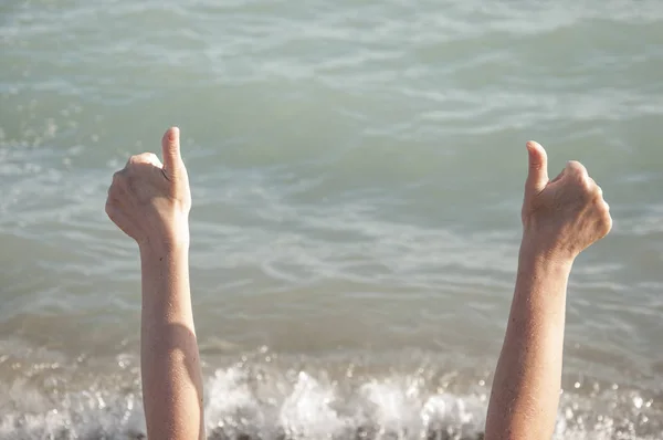 Deux Mains Faisant Signe Comme Avec Fond Bleu Mer Ciel — Photo