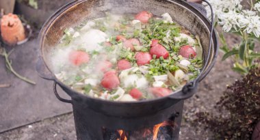bir kazan ateş üzerinde pişirme sebze güveç. piknik. portre.