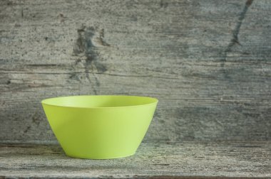 ahşap arka plan üzerinde renkli plastik kase