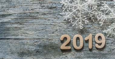 Mutlu yeni yıl 2019. Numarasına 2019 mavi ahşap arka plan üzerinde sembol. 