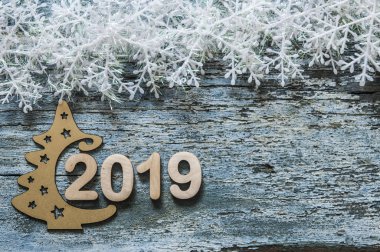 Mutlu yeni yıl 2019. Numarasına 2019 mavi ahşap arka plan üzerinde sembol. 
