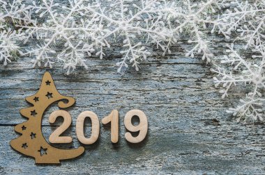Mutlu yeni yıl 2019. Numarasına 2019 mavi ahşap arka plan üzerinde sembol. 