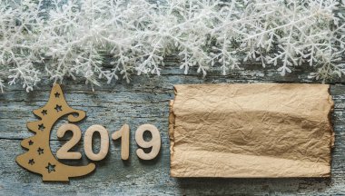 Mutlu yeni yıl 2019. Numarasına 2019 mavi ahşap arka plan üzerinde sembol. 