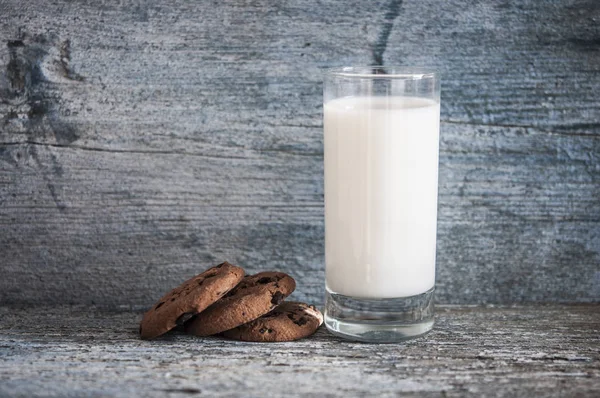 Chocolate Chip Cookies Glass Milk Old Wood Table Vintage Look — Stock Photo, Image