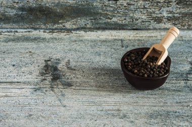 Kahverengi plaka yakın çekim karabiber bezelye