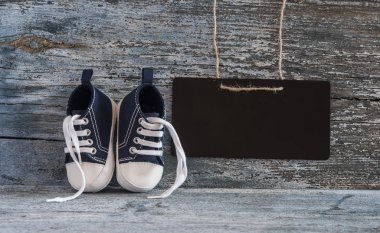 Mavi ayakkabılar ahşap arka plan üzerinde küçük bir bebek için. Yukarıdan görüntülemek