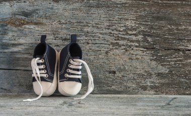 Mavi ayakkabılar ahşap arka plan üzerinde küçük bir bebek için. Yukarıdan görüntülemek