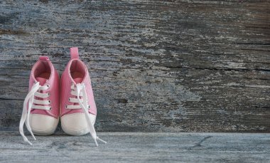 Mavi ayakkabılar ahşap arka plan üzerinde küçük bir bebek için. Yukarıdan görüntülemek